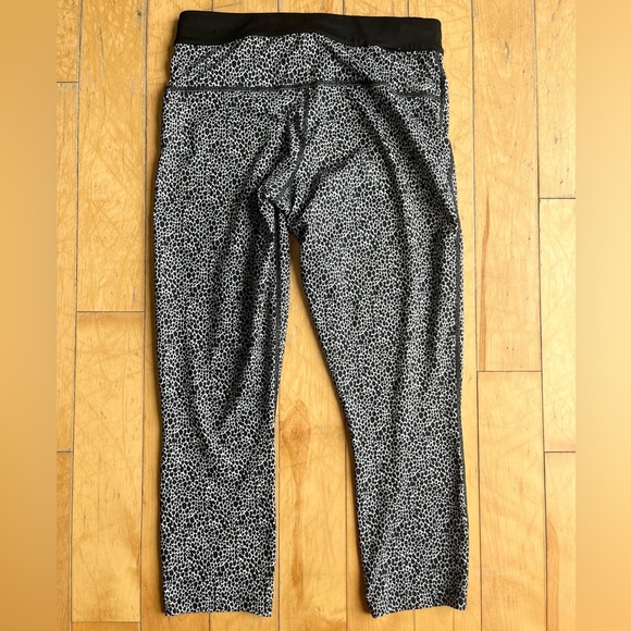 Nike Dri-Fit Black White Capri Leggings Size Small - Picture 5 of 6